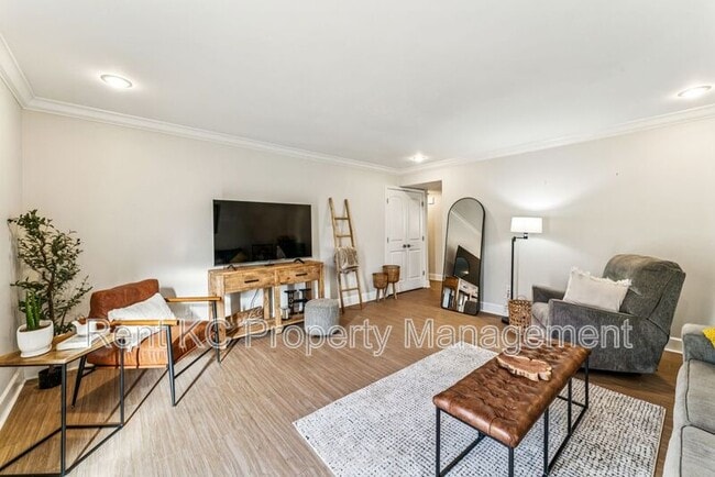 Building Photo - 530 W 10th St