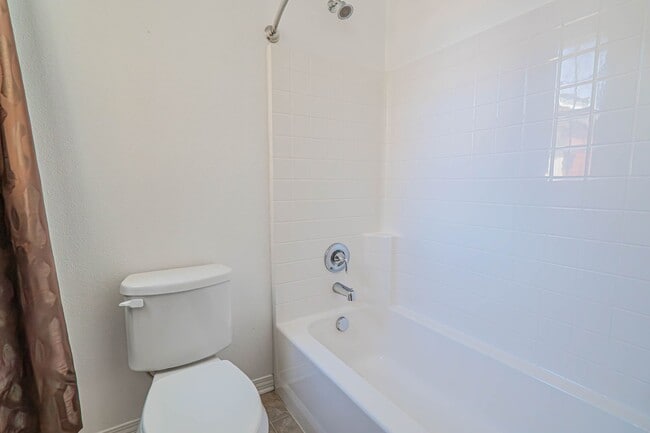 Building Photo - Santa Clarita 3-Bedroom River Village Home...
