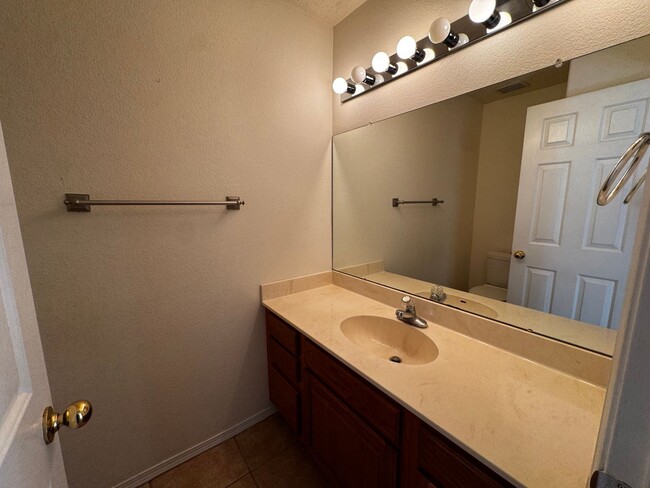 Building Photo - Beautiful townhome in a gated community.