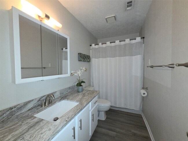 Building Photo - 801 River Rd