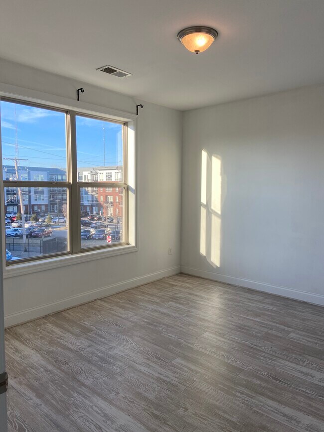 Building Photo - 925 Ingleside Ave