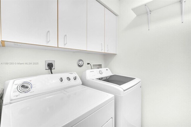 Building Photo - 16411 Sapphire Bend