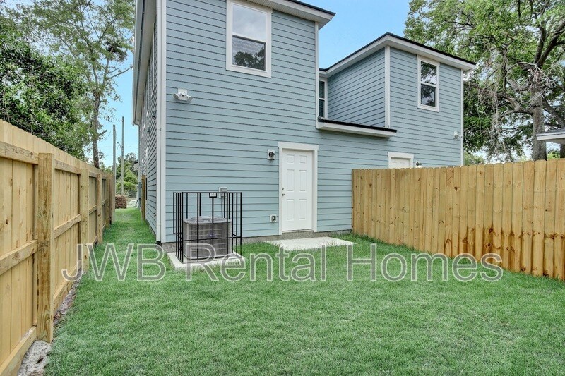 Building Photo - 715 Pippin St