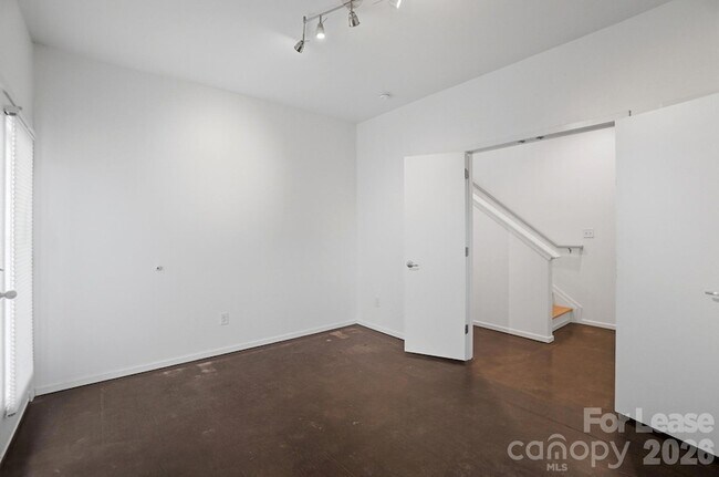 Building Photo - 921 Westbrook Dr