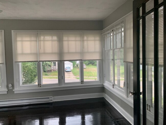 Building Photo - Brick Home W/ Garage