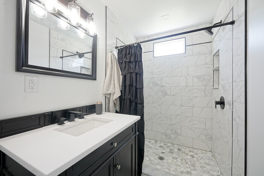 Building Photo - 411 Greenview Dr