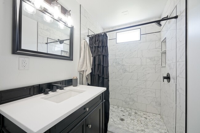 Building Photo - 411 Greenview Dr