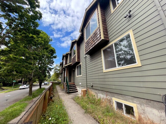 Building Photo - RENT SPECIAL: Great 6 bed, 6 bath Duplex Unit in North Portland with Laundry, Patio