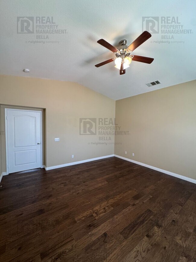 Building Photo - Ideal Layout! 4 Bedroom Home with Main Floor Bed/Bath & Open Loft