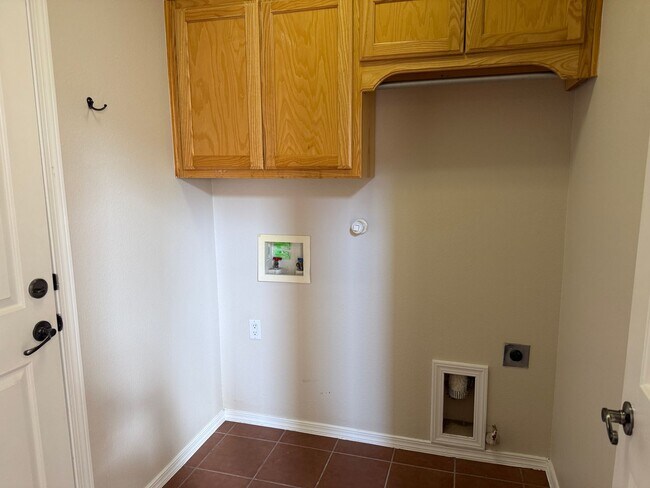 Building Photo - Spacious 4 Br, 2.5 Ba with 2 living areas, loft, kitchen appliances, 2 car garage.