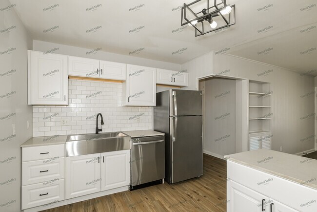 Building Photo - 2230 Hollis Dr