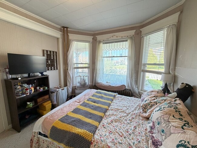 Building Photo - 1st Floor 2 Bedroom Apartment w/ Private Basement - Available July 1st
