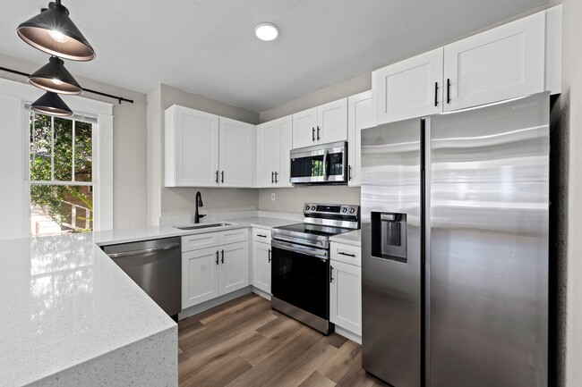 Building Photo - 1010 E Lake Ave