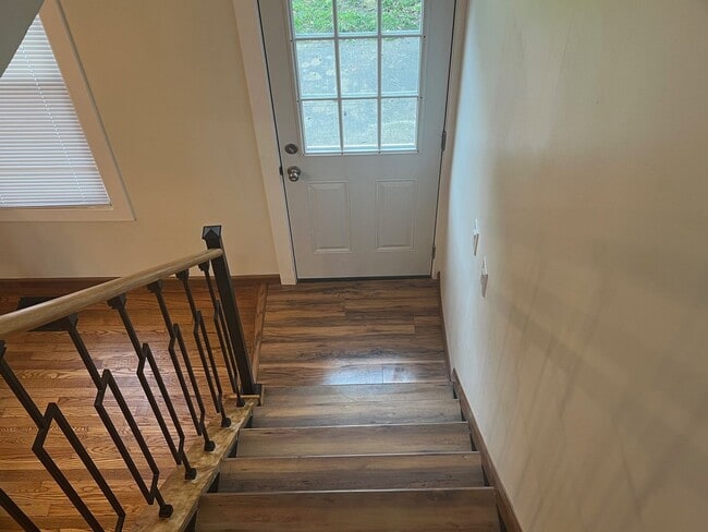 Building Photo - Detroid Shoreway Renovated  4 Bedroom, 2 B...