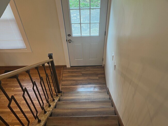 Building Photo - Detroid Shoreway Renovated  4 Bedroom, 2 Bath House with Detached Garage