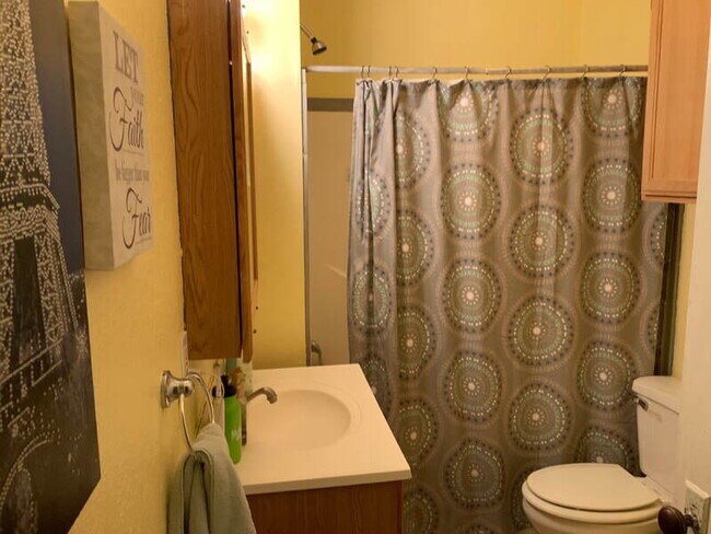 Building Photo - Charming 3 bedroom 2 bathroom home on larg...