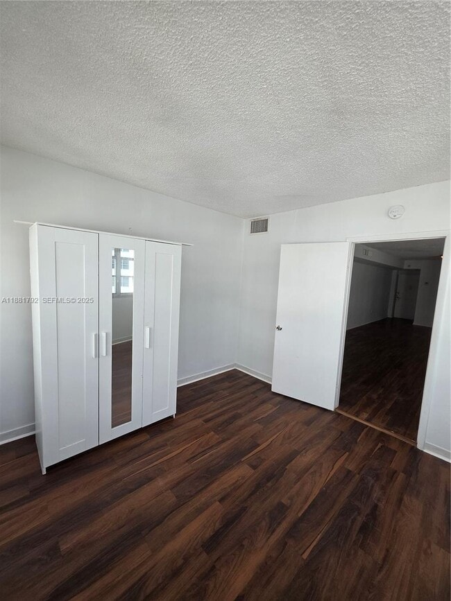 Building Photo - 905 Brickell Bay Dr