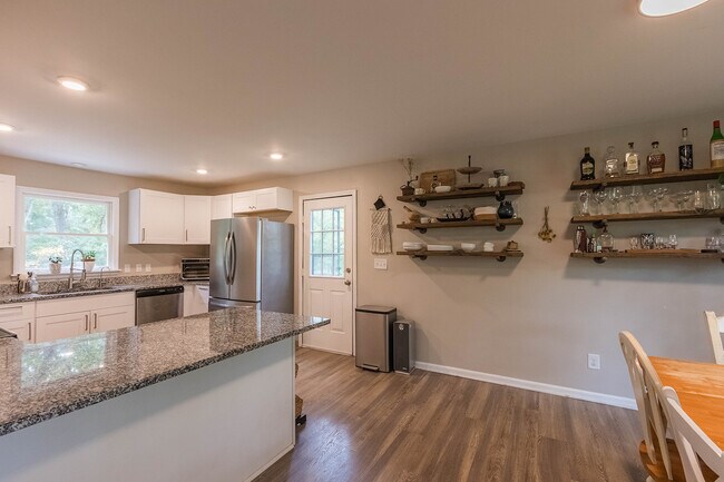 Building Photo - 210 Elliott Ct