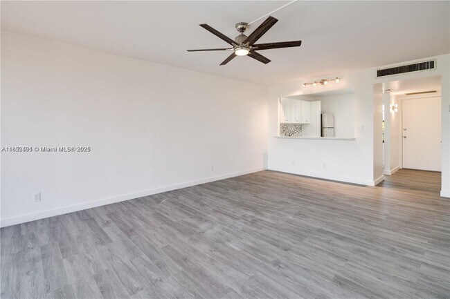 Building Photo - 3401 N Country Club Dr