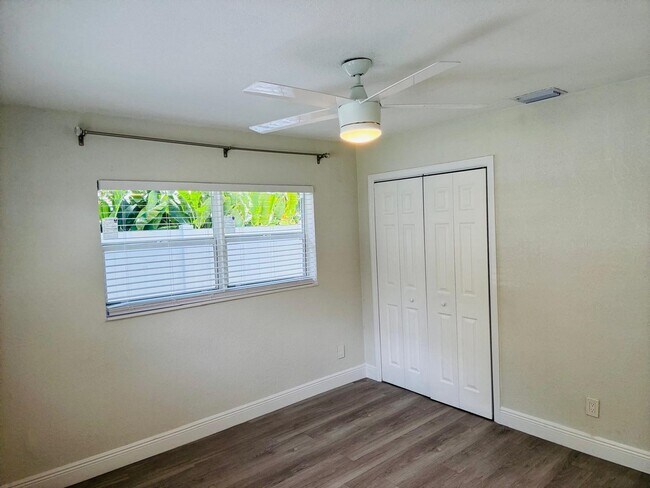 Building Photo - 4640 NE 5th Ave