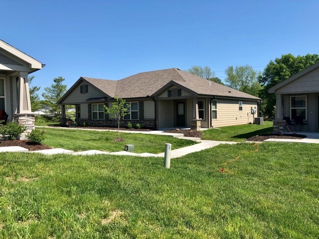 Building Photo - Newer 2 Bed 2 Car Attached Villa in Blue S...