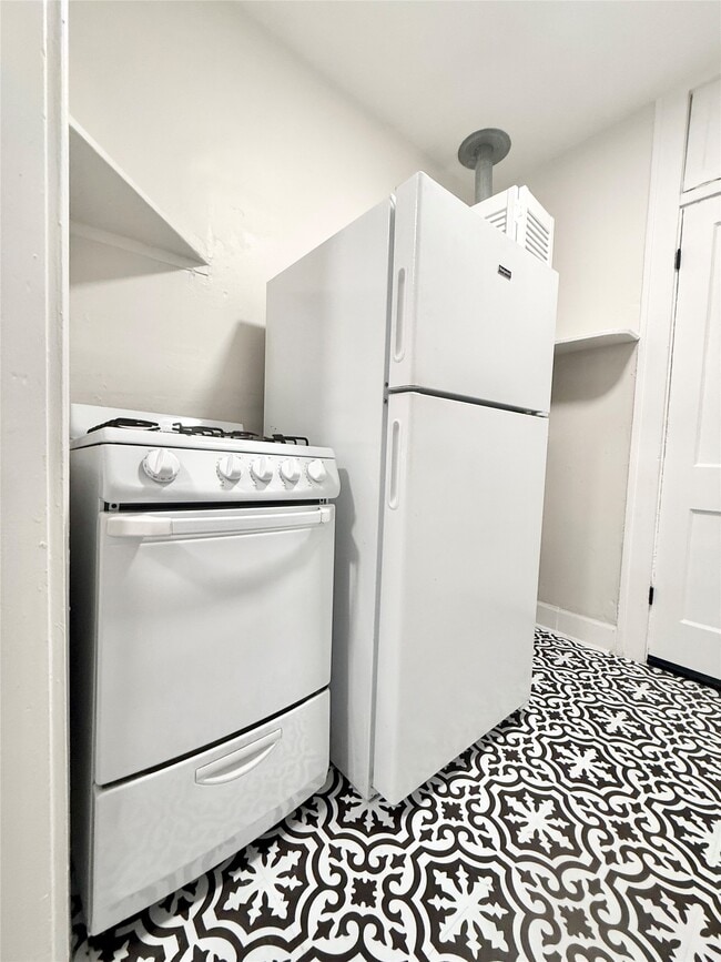 Building Photo - 1126 Berthea St