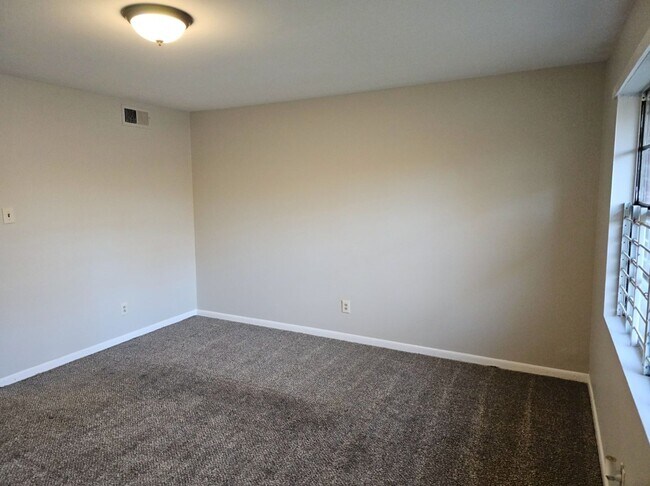 Building Photo - Newly renovated 2 bedroom, 1 bath duplex i...