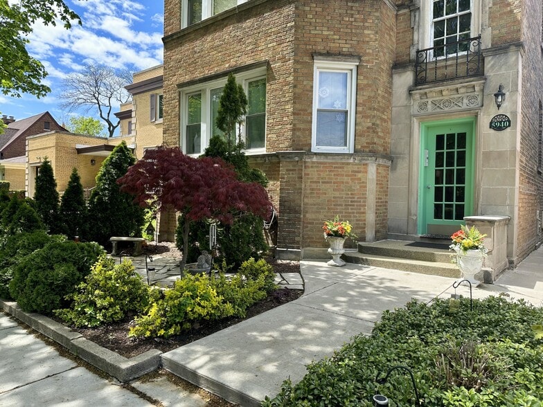 Building Front Yard - 5940 N Bernard St