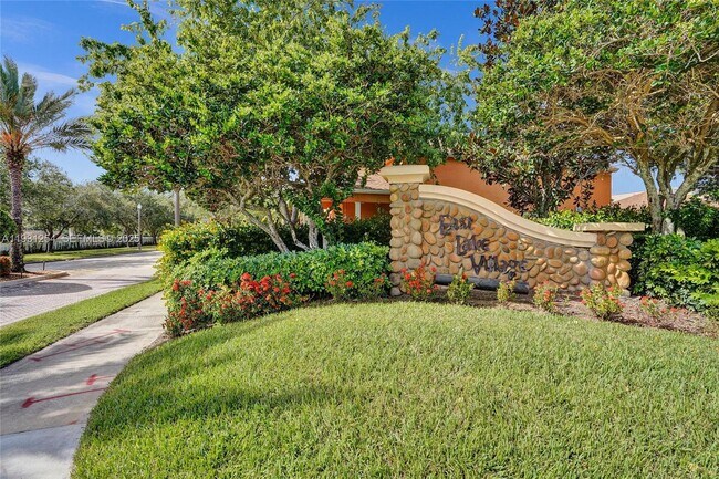 Building Photo - 2057 SE Avon Park Dr