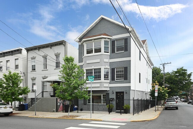 Building Photo - 4 Sherman Ave