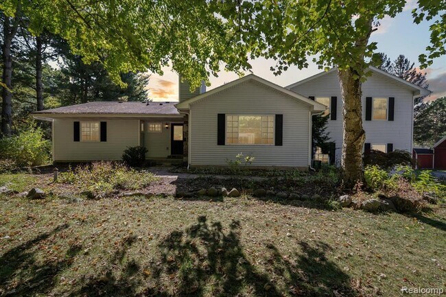 Primary Photo - 2860 E Coon Lake Rd