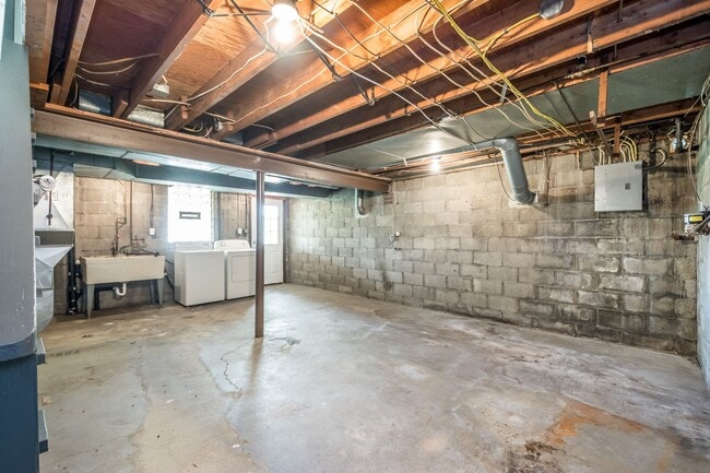 Building Photo - AVAILABLE JUNE 1ST! Fully UPDATED 3-bedroom townhouse in Overbrook!