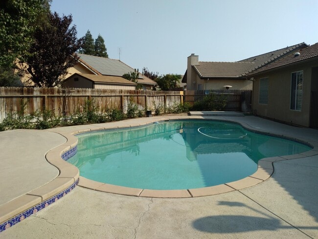 Building Photo - 553 W Fallbrook Ave