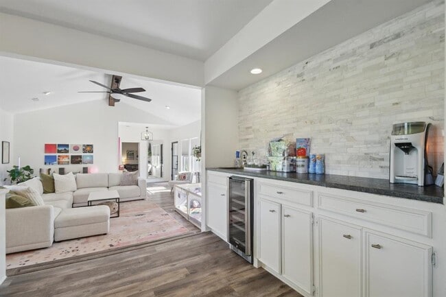 Building Photo - 730 Vanguard St