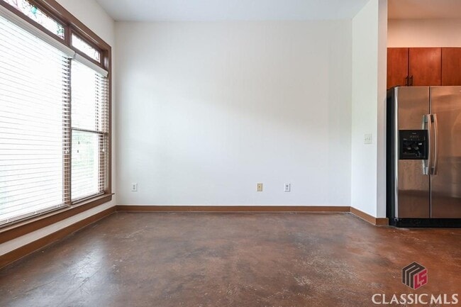 Building Photo - 250 Martha Dr