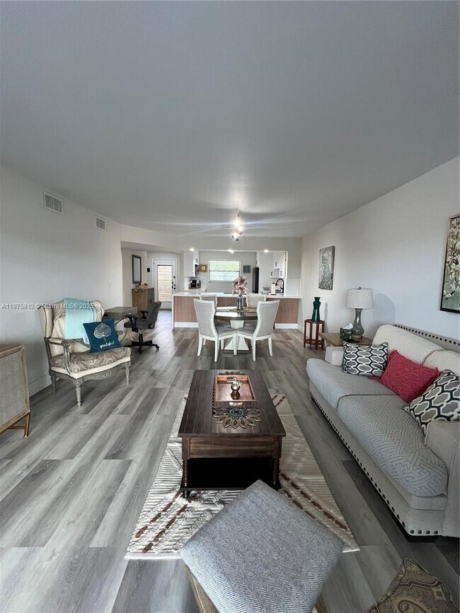 Building Photo - 4950 E Sabal Palm Blvd