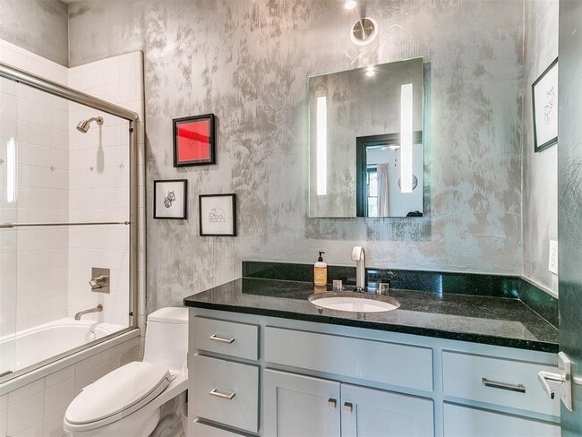 Building Photo - 115 NE 3rd St