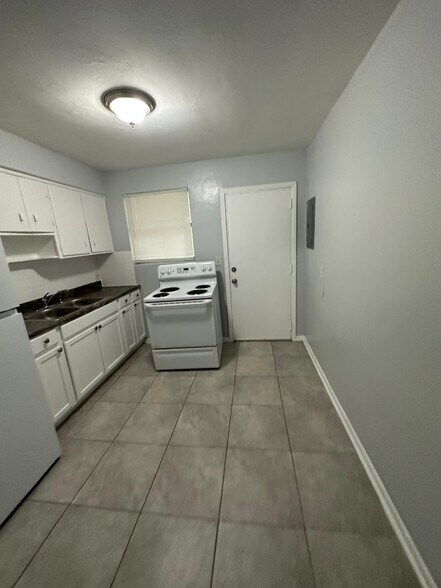 Building Photo - 2002 Palafox St