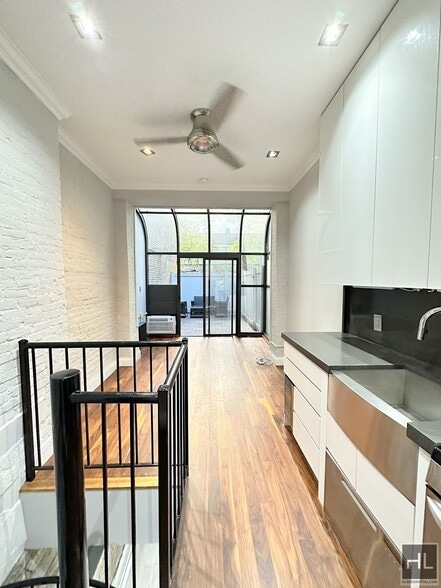 Building Photo - Mott Street