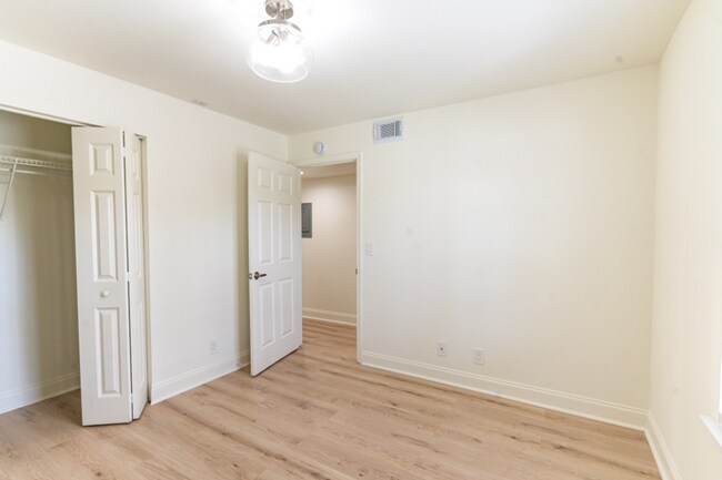 Building Photo - Spacious 2 Bedroom, 2 Bathroom Condominium...