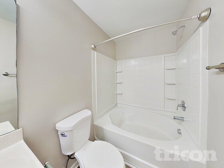 Building Photo - 6800 Lakinsville Ln