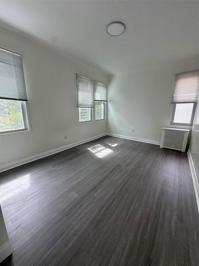 Building Photo - 84-40 60th Dr