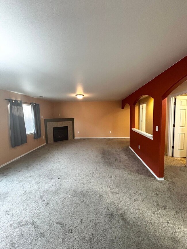 Building Photo - SW Bend House Near the Old Mill District, 4 Bdrms, 2.5 baths, A/C, Office/den, Dbl. Garage