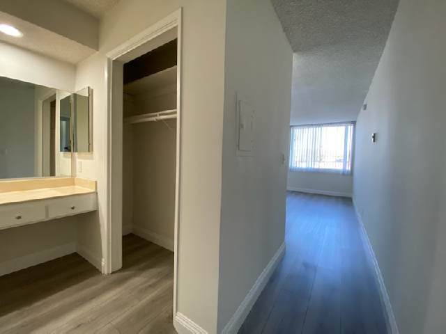 Building Photo - 300 S Gramercy Pl