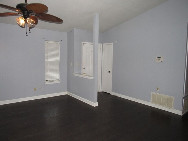 Building Photo - Close to schools, shopping & hospitals!