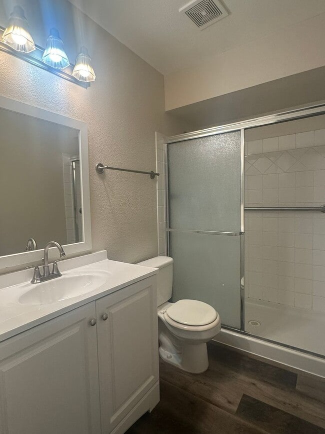Building Photo - Remodeled Ground Floor 2 Bed Condo Ready for Move In