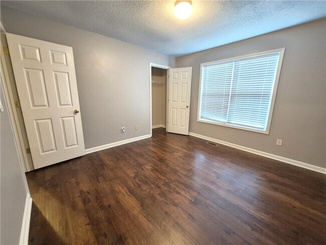 Building Photo - 2064 Queensbury Dr