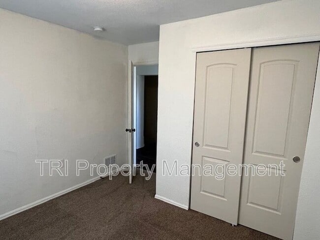 Building Photo - 327 S 2nd St