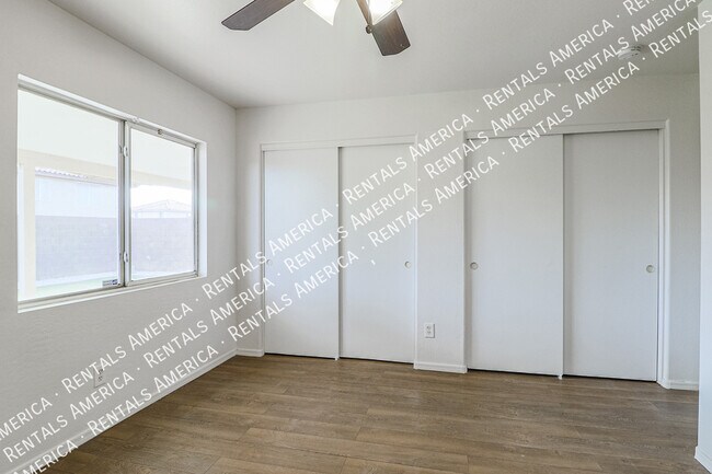 Building Photo - 12043 W Windrose Dr