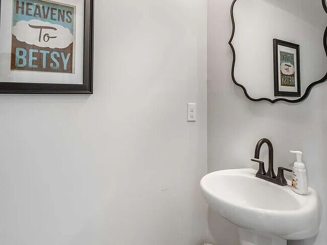 Building Photo - 324 Victory Cir